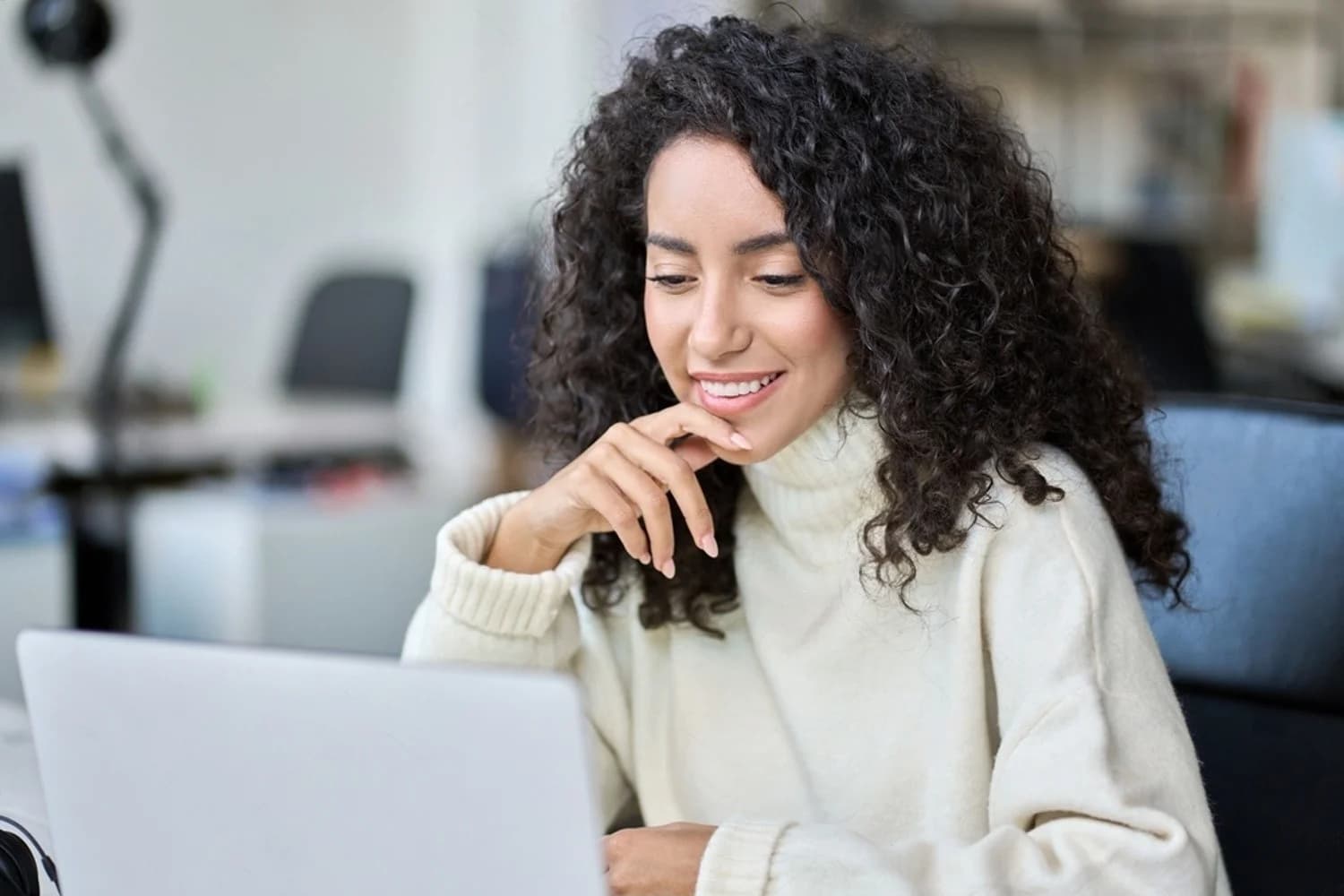 Chica usando Slicers en power BI