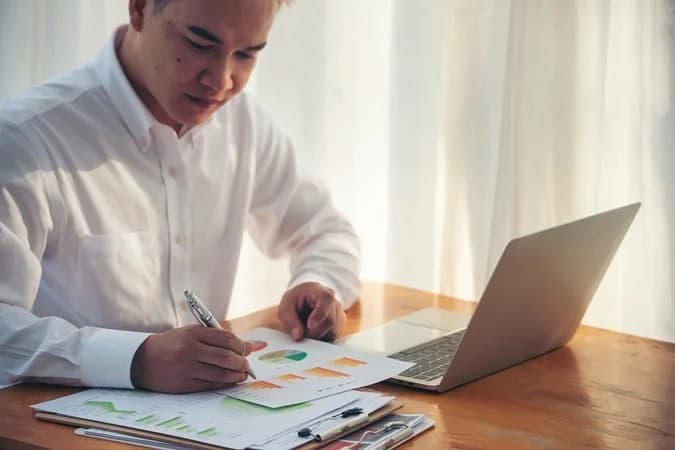 Chico Usando Fórmulas de Excel Avanzado