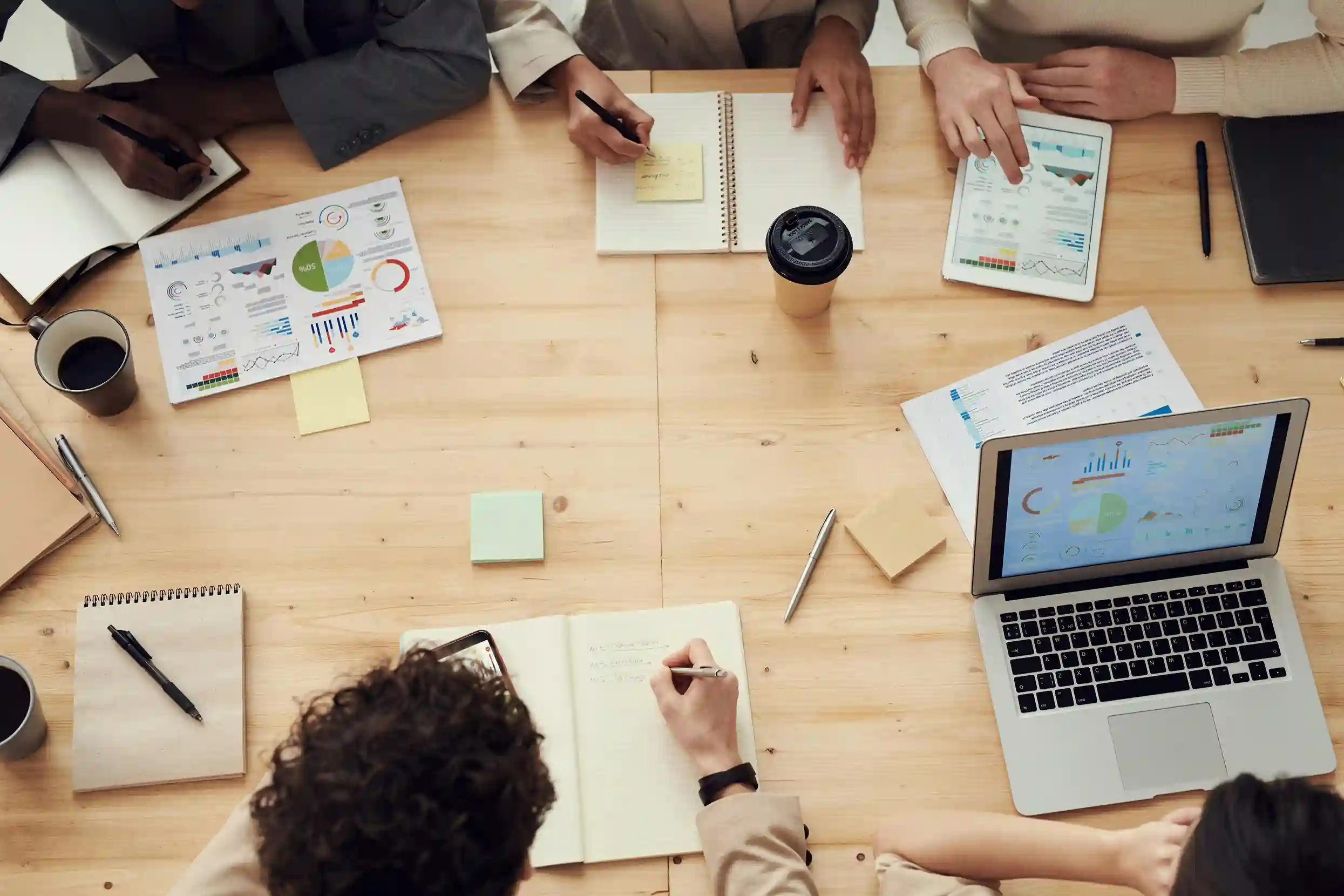 Trabajadores usando Qlik Sense Cloud