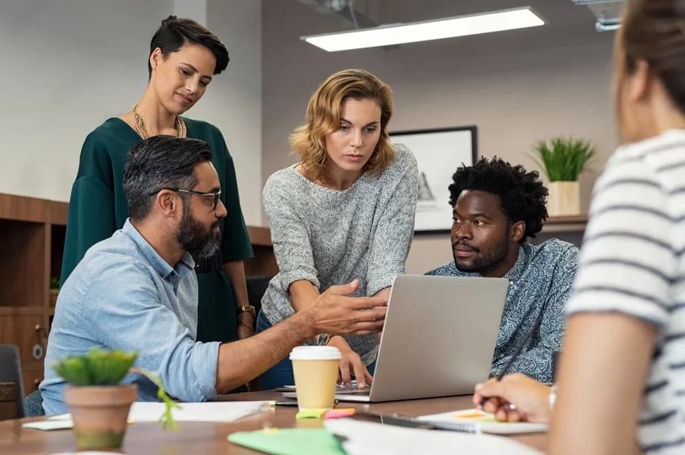 Equipo de trabajo colaborando