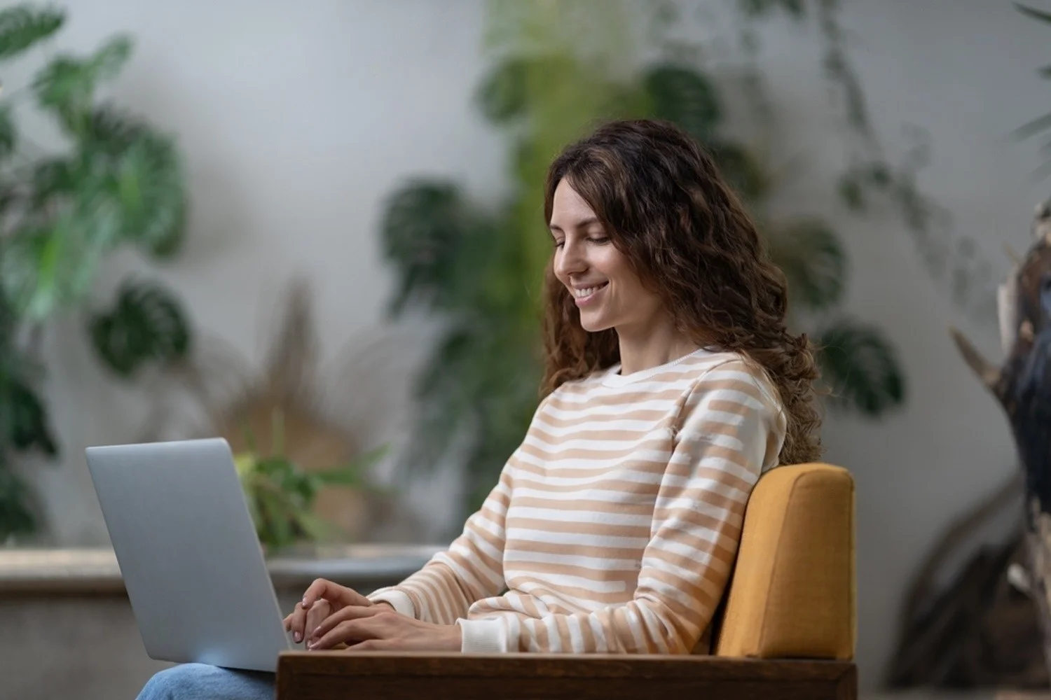 Mujer usando Kibana en su ordenador