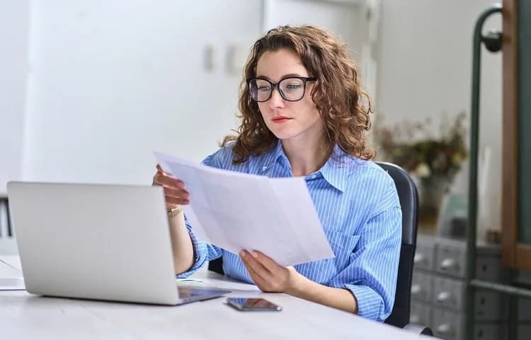 Mujer analizando Datos con Power Pivot