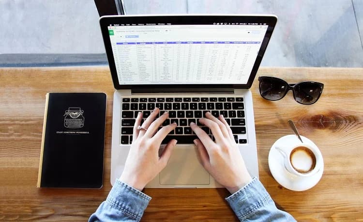 Persona usando la Función VLOOKUP en Google Sheets