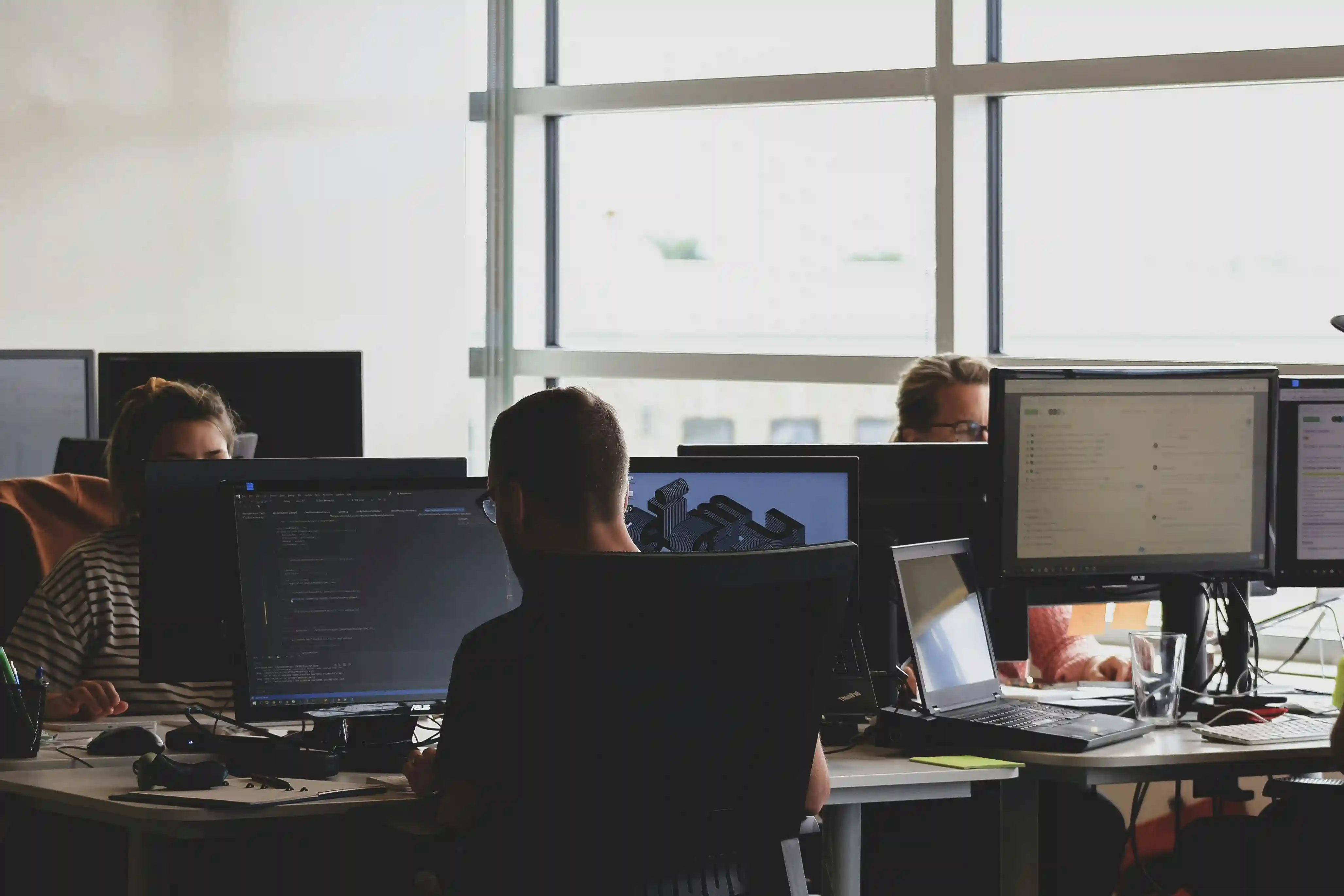 Profesionales trabajando código Hash con Blockchain