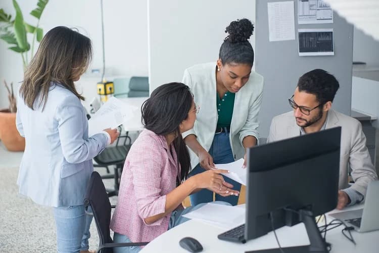 Equipo de Trabajo Debatiendo