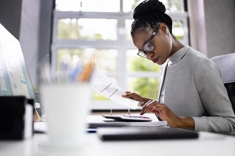Mujer Calculando TIR en Excel