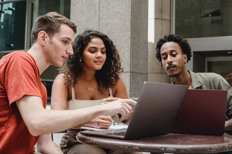 3 chicos descubriendo las funciones de Excel