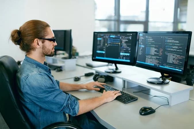 programador poniendo comentarios en python
