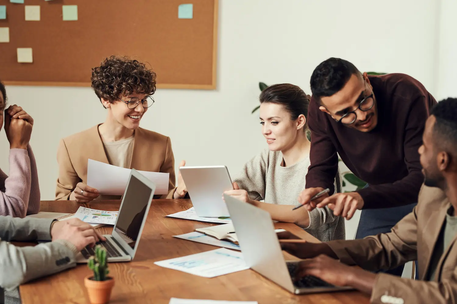 Grupo de trabajadores usando Microsoft Places